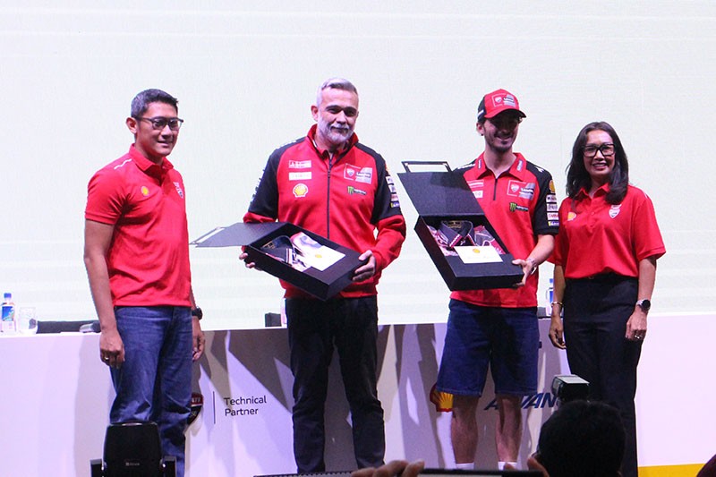 Ekspresi Pembalap MotoGP Francesco Bagnaia Diberikan Kemeja Batik - Bagian 1