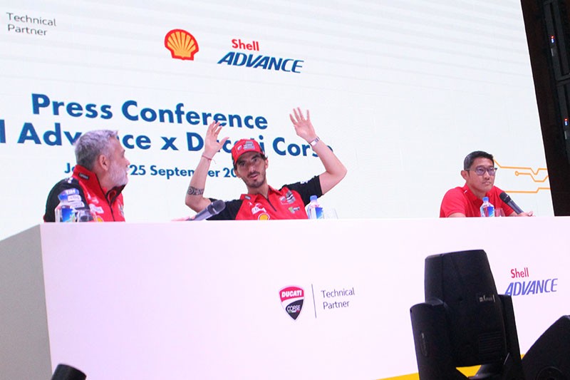 Ekspresi Pembalap MotoGP Francesco Bagnaia Diberikan Kemeja Batik - Bagian 3