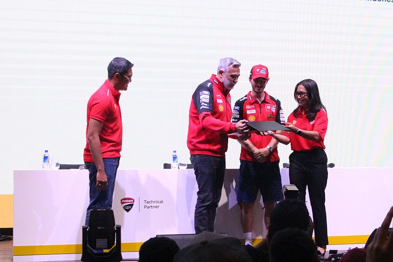 Ekspresi Pembalap MotoGP Francesco Bagnaia Diberikan Kemeja Batik - Bagian 2