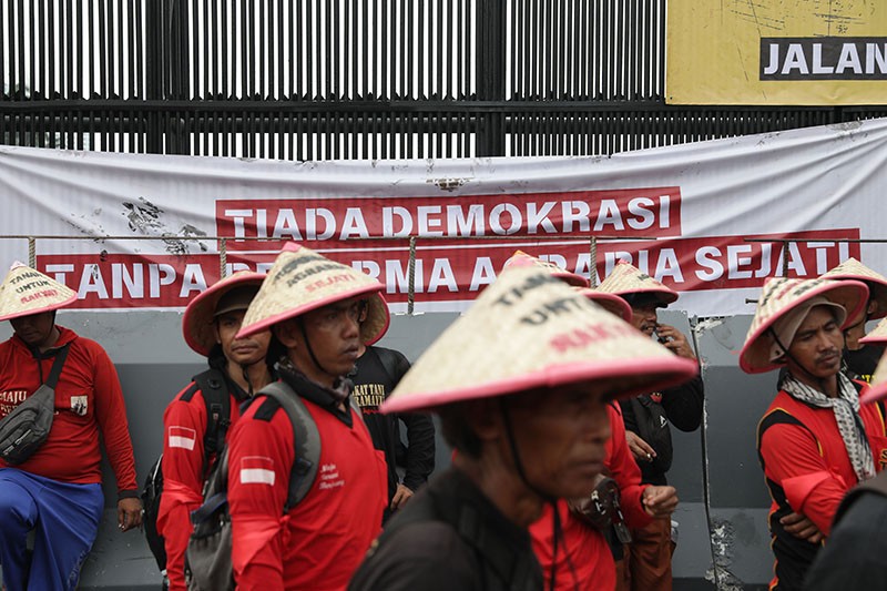 Ratusan Petani Pakai Topi Caping dan Bawa Sayuran Geruduk Gedung DPR - Bagian 3