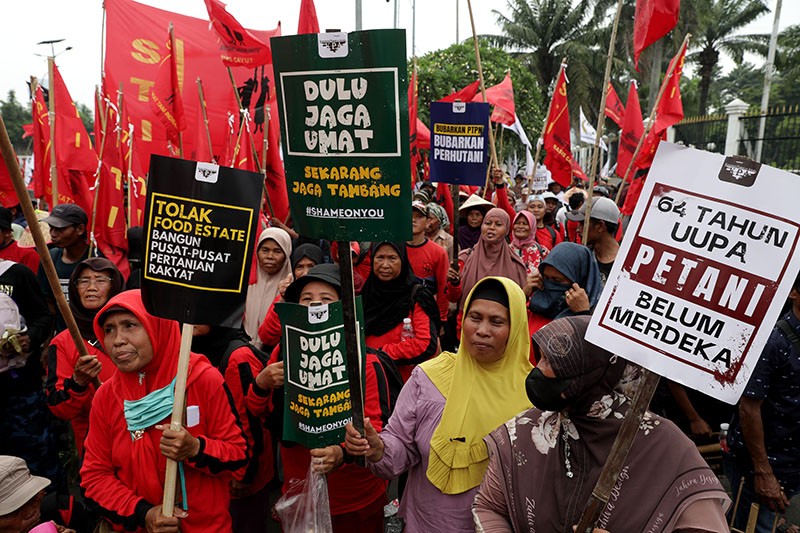Ratusan Petani Pakai Topi Caping dan Bawa Sayuran Geruduk Gedung DPR - Bagian 4