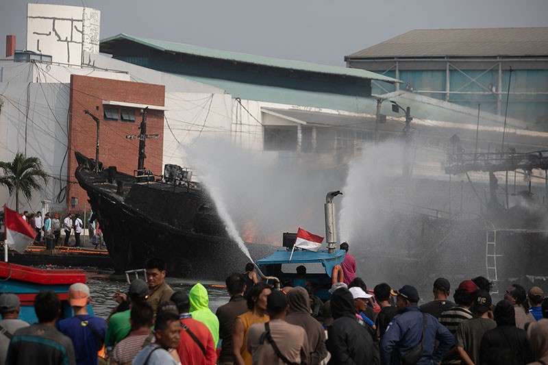 Damkar Berjibaku Padamkan 2 Kapal yang Terbakar di Pelabuhan Muara Baru - Bagian 4