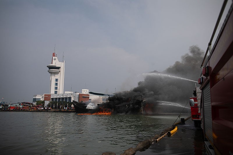 Damkar Berjibaku Padamkan 2 Kapal yang Terbakar di Pelabuhan Muara Baru - Bagian 6