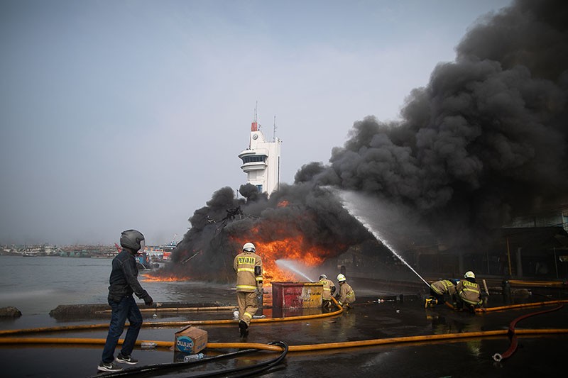 Damkar Berjibaku Padamkan 2 Kapal yang Terbakar di Pelabuhan Muara Baru - Bagian 1