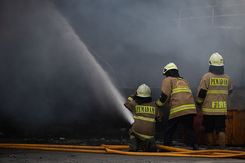 Damkar Berjibaku Padamkan 2 Kapal yang Terbakar di Pelabuhan Muara Baru - Bagian 2
