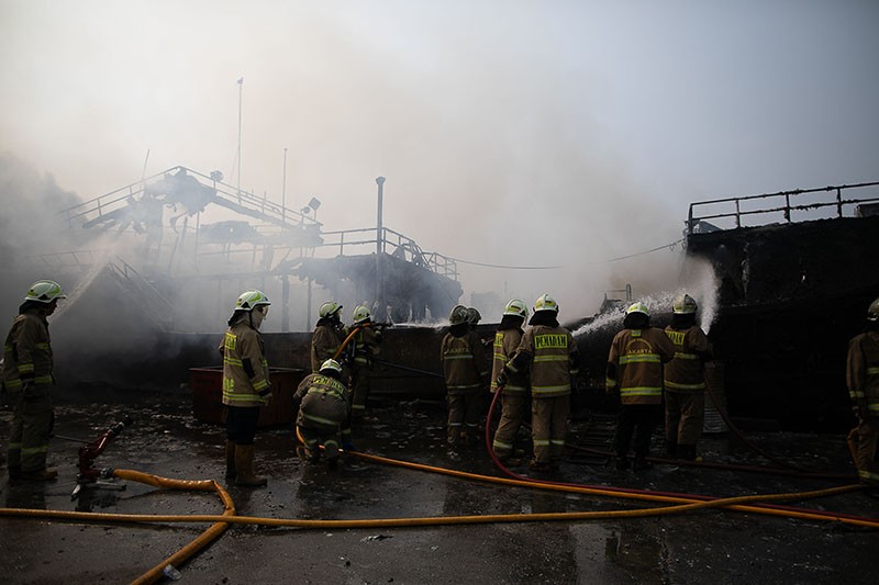 Damkar Berjibaku Padamkan 2 Kapal yang Terbakar di Pelabuhan Muara Baru - Bagian 5