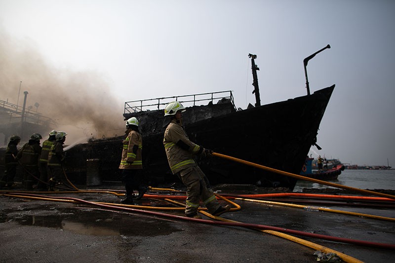 Damkar Berjibaku Padamkan 2 Kapal yang Terbakar di Pelabuhan Muara Baru - Bagian 3