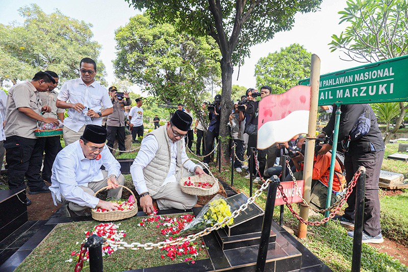 RK-Suswono Ziarah ke Makam MH Thamrin dan Benyamin Sueb di Karet Bivak - Bagian 3