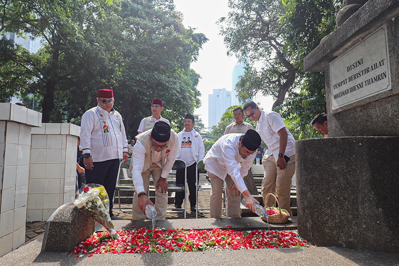 RK-Suswono Ziarah ke Makam MH Thamrin dan Benyamin Sueb di Karet Bivak - Bagian 1
