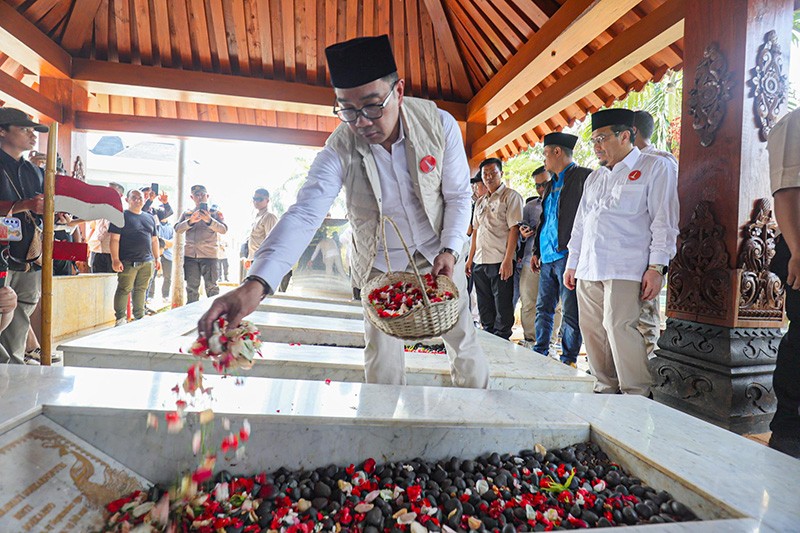 RK-Suswono Ziarah ke Makam MH Thamrin dan Benyamin Sueb di Karet Bivak - Bagian 2