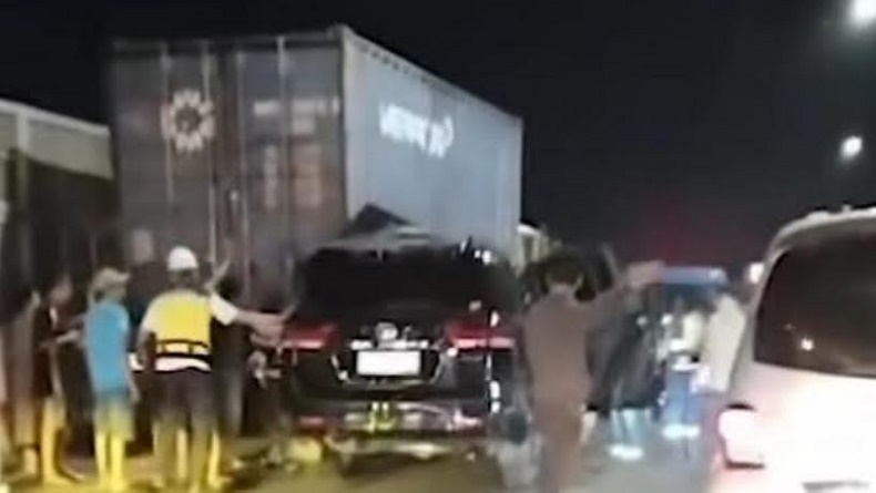 title Kecelakaan Maut Mobil Tabrak Truk Kontainer di Tol Reformasi Makassar, Ibu-Anak Tewas Kecelakaan Maut Mobil Tabrak Truk Kontainer di Tol Reformasi Makassar, Ibu-Anak Tewas