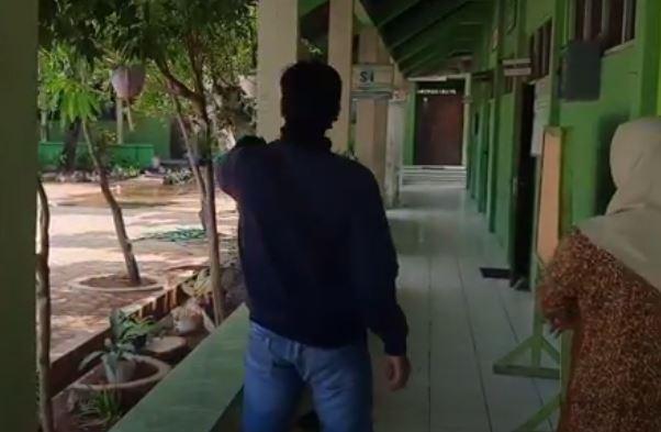 title Bejat! 2 Pelajar di Demak Viral Bersetubuh Dalam Kelas saat Pengajian Berlangsung Bejat! 2 Pelajar di Demak Viral Bersetubuh Dalam Kelas saat Pengajian Berlangsung