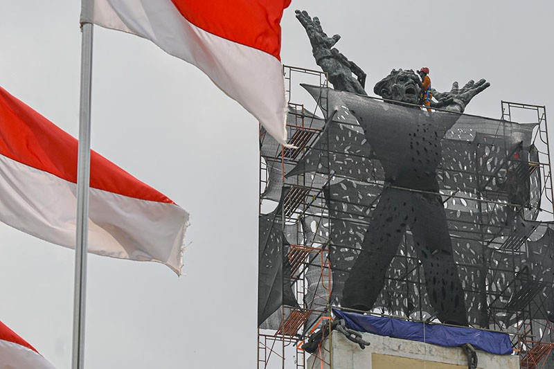 Perawatan Monumen Pembebasan Irian Barat di Lapangan Banteng - Bagian 1