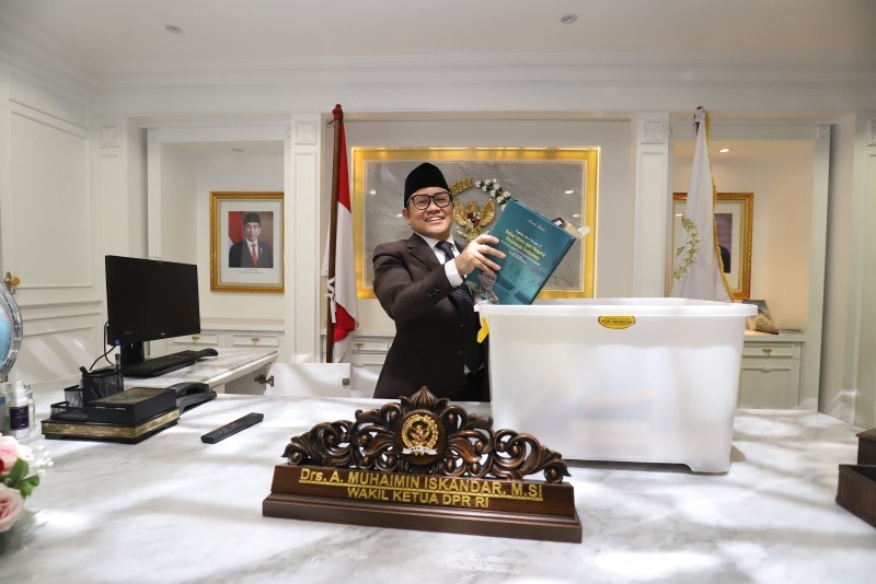 Momen Cak Imin Kemas Barang Pribadi dari Ruang Kerja Wakil Ketua DPR - Bagian 3