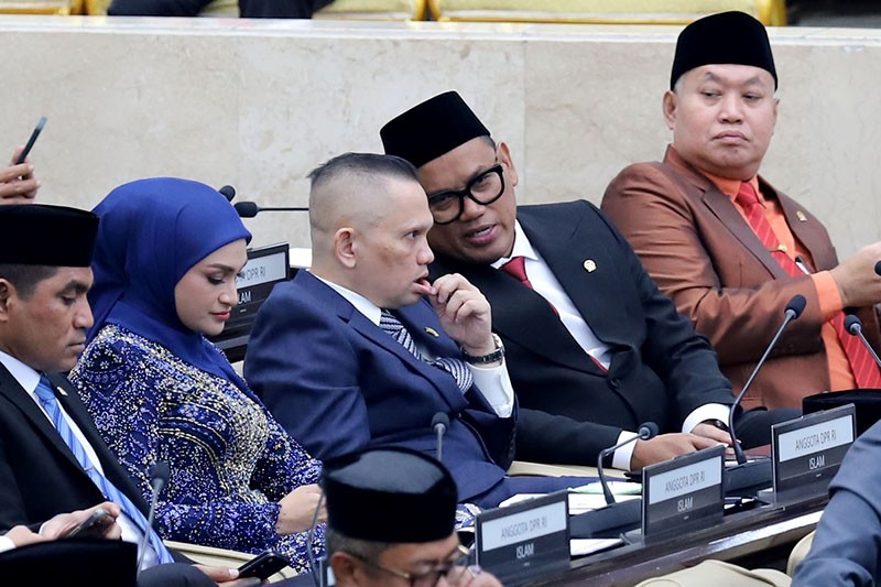 Gaya Komeng, Uya Kuya, Once hingga Verrell Bramasta Dilantik Jadi Anggota Dewan - Bagian 3