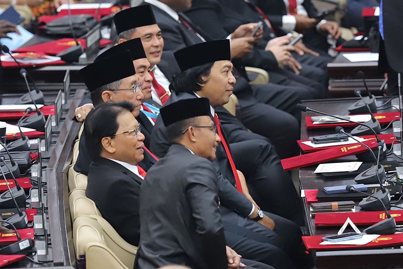 Gaya Komeng, Uya Kuya, Once hingga Verrell Bramasta Dilantik Jadi Anggota Dewan - Bagian 2