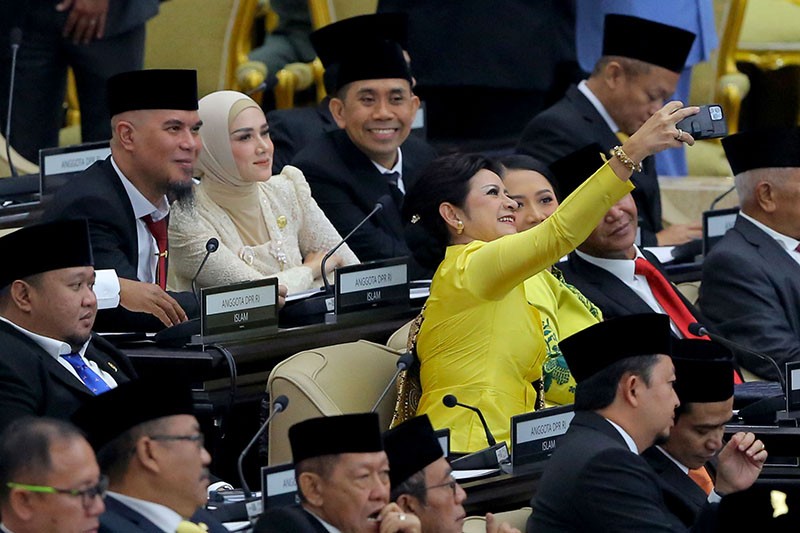 Gaya Komeng, Uya Kuya, Once hingga Verrell Bramasta Dilantik Jadi Anggota Dewan - Bagian 4