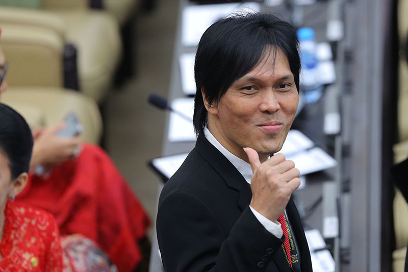 Gaya Komeng, Uya Kuya, Once hingga Verrell Bramasta Dilantik Jadi Anggota Dewan - Bagian 5