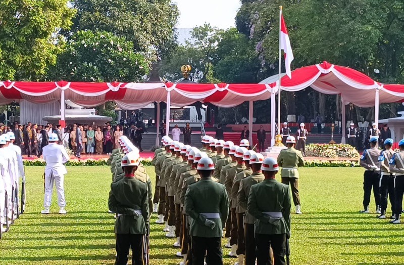 Tiba Didampingi Prabowo, Presiden Jokowi Pimpin Upacara Hari Kesaktian Pancasila - Bagian 2