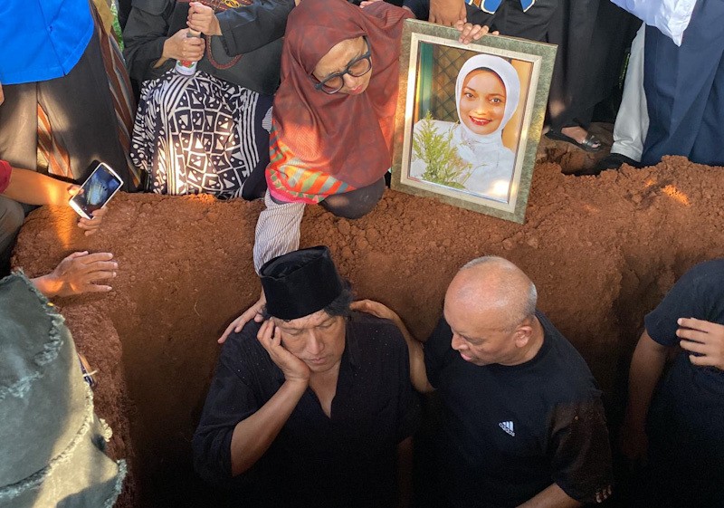 Haru, Suara Ikang Fawzi Bergetar Kumandangkan Adzan pada Pemakaman Marissa Haque - Bagian 3