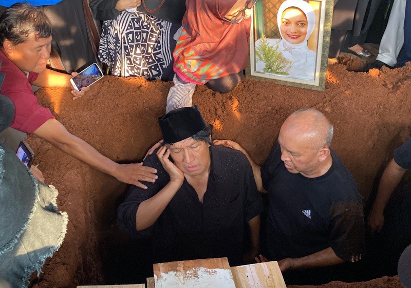 Haru, Suara Ikang Fawzi Bergetar Kumandangkan Adzan pada Pemakaman Marissa Haque - Bagian 2