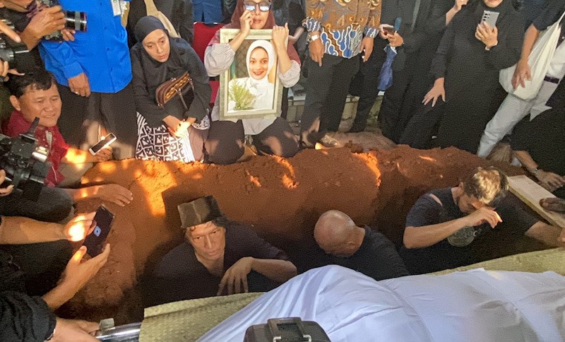 Haru, Suara Ikang Fawzi Bergetar Kumandangkan Adzan pada Pemakaman Marissa Haque - Bagian 4