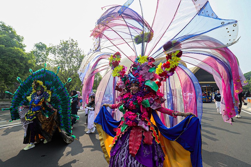 Kemeriahan Kirab Budaya Peringati Hari Batik Nasional 2024 di TMII - Bagian 1