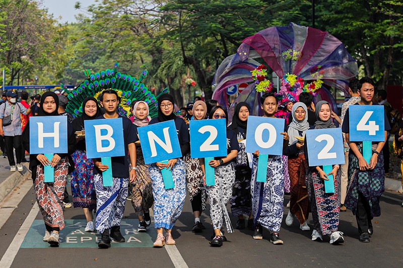 Kemeriahan Kirab Budaya Peringati Hari Batik Nasional 2024 di TMII - Bagian 5