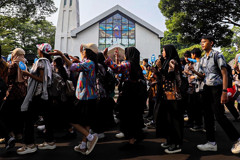 Kemeriahan Kirab Budaya Peringati Hari Batik Nasional 2024 di TMII - Bagian 3
