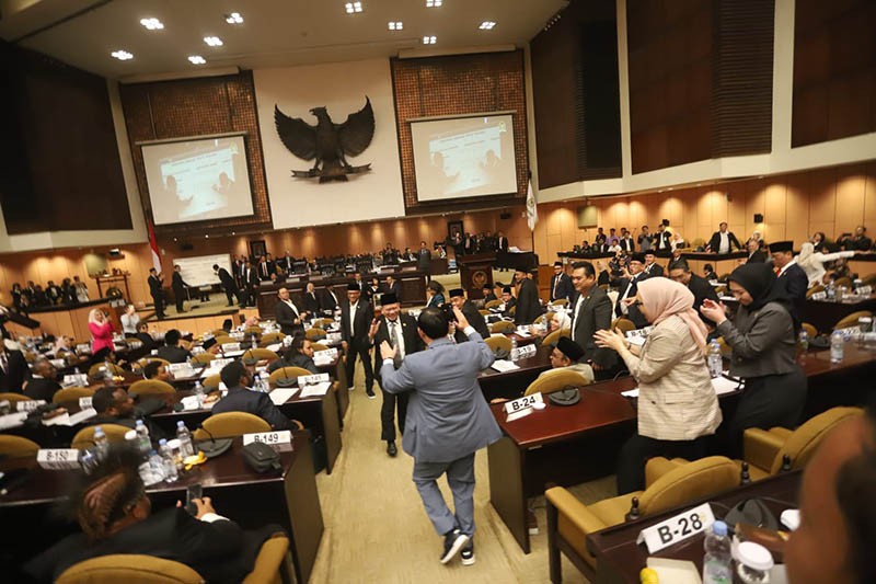 Pemilihan Ketua DPD RI Sempat Panas, 2 Kandidat Berpelukan  - Bagian 1