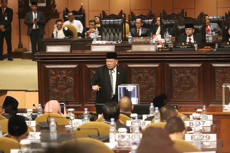 Pemilihan Ketua DPD RI Sempat Panas, 2 Kandidat Berpelukan  - Bagian 3
