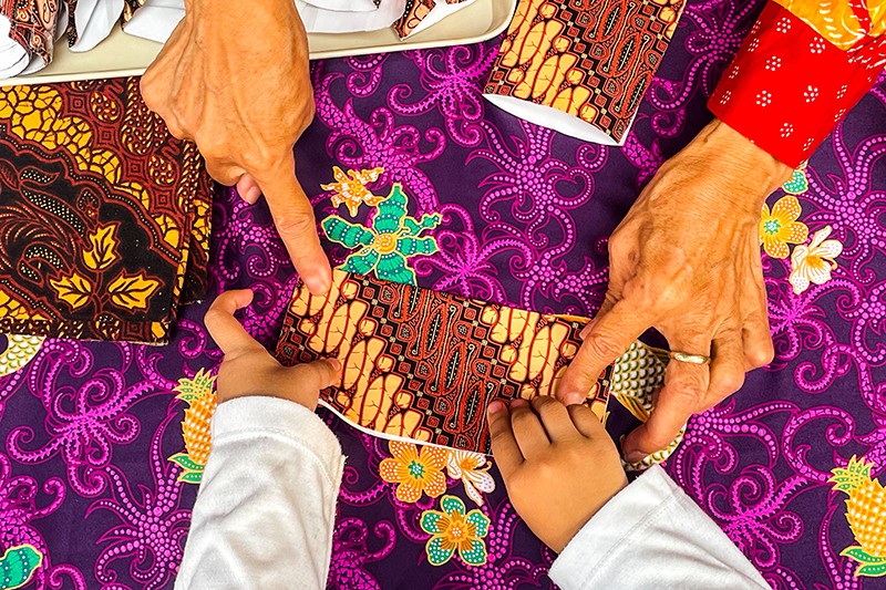 Potret Semangat Anak-anak TK Belajar Membuat Batik - Bagian 3