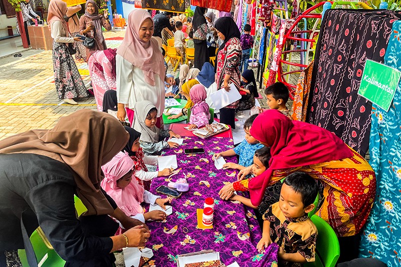 Potret Semangat Anak-anak TK Belajar Membuat Batik - Bagian 5