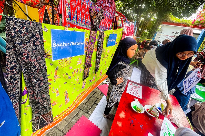 Potret Semangat Anak-anak TK Belajar Membuat Batik - Bagian 4