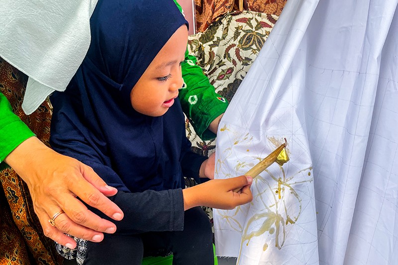 Potret Semangat Anak-anak TK Belajar Membuat Batik - Bagian 1