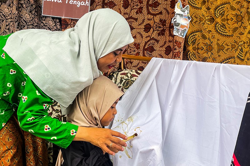 Potret Semangat Anak-anak TK Belajar Membuat Batik - Bagian 2