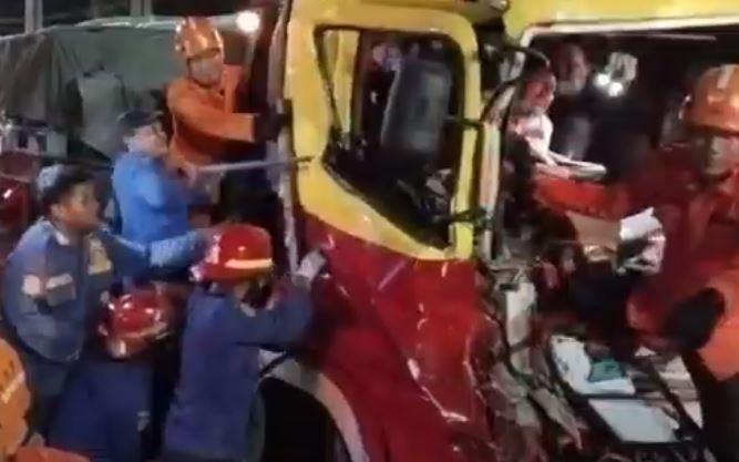 title Truk Trailer Tabrak Alat Berat di Jalur Pantura Kendal, Evakuasi Sopir Dramatis Truk Trailer Tabrak Alat Berat di Jalur Pantura Kendal, Evakuasi Sopir Dramatis
