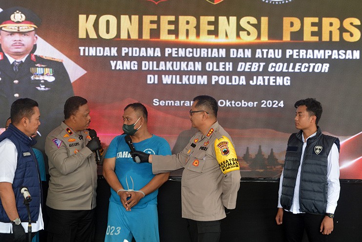 Tampang Bos Debt Collector Anggiat Marpaung dan Kompolotan Ditangkap Polisi - Bagian 3