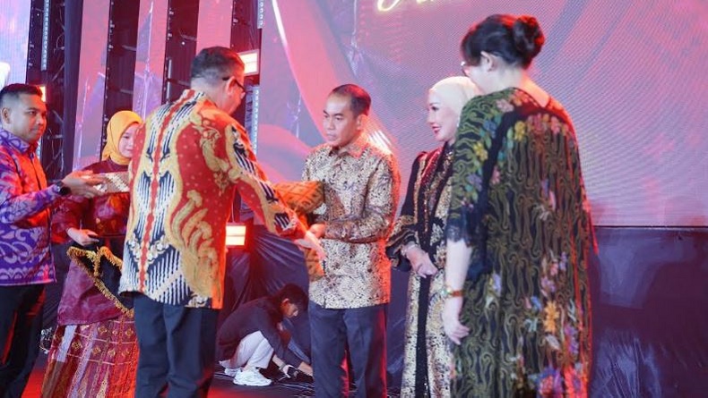 title Momen Haru Irjen Andi Rian Tinggalkan Polda Sulsel, Bersyukur Tugas di Kampung Halaman Momen Haru Irjen Andi Rian Tinggalkan Polda Sulsel, Bersyukur Tugas di Kampung Halaman