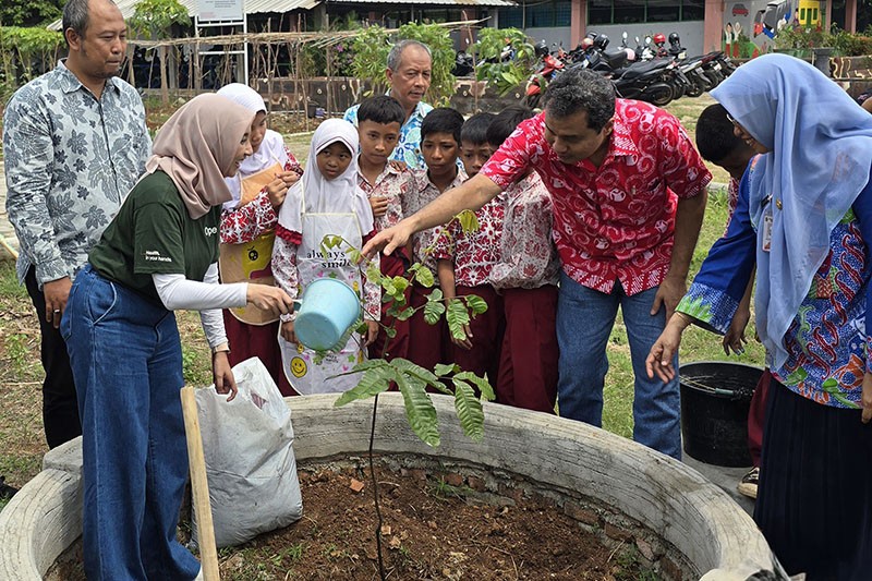 Penanaman 1.000 Pohon di 10 Sekolah Wilayah Jabodetabek - Bagian 1