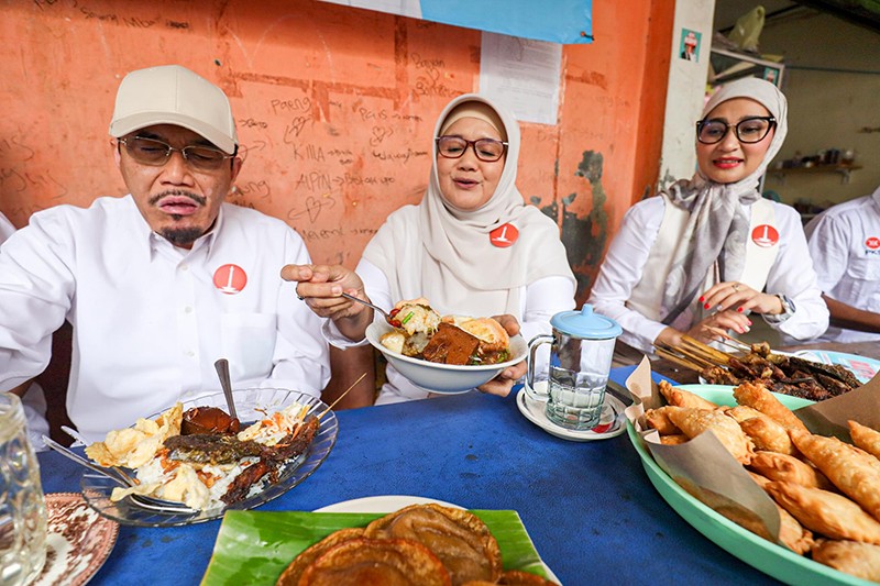 Suswono Sarapan Nasi Uduk Betawi Sambil Serap Aspirasi Warga di Tanah Abang - Bagian 2