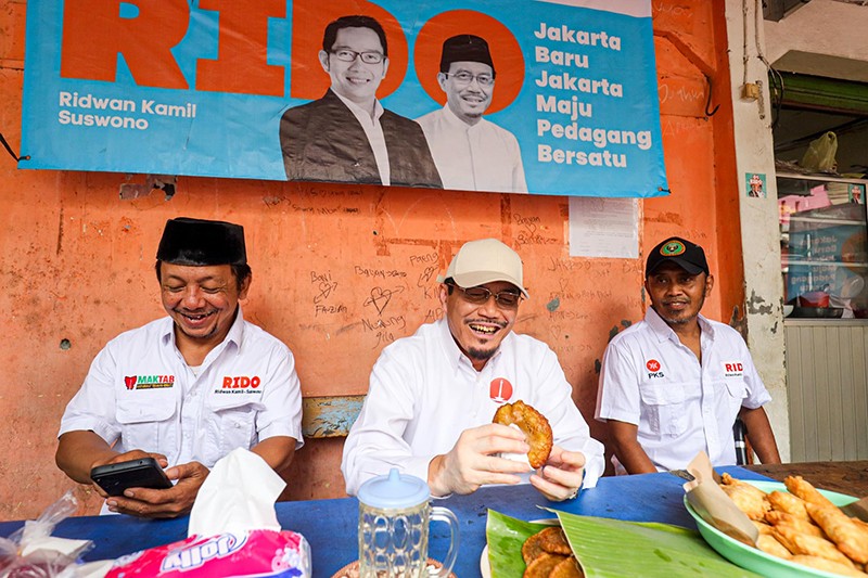 Suswono Sarapan Nasi Uduk Betawi Sambil Serap Aspirasi Warga di Tanah Abang - Bagian 4
