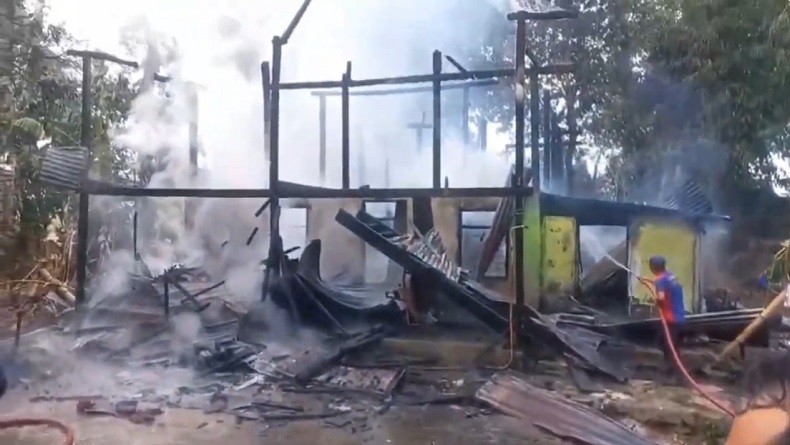 title Rumah Lansia di Maros Beserta Uang Rp70 Juta Ludes Terbakar, Pemilik Histeris Rumah Lansia di Maros Beserta Uang Rp70 Juta Ludes Terbakar, Pemilik Histeris