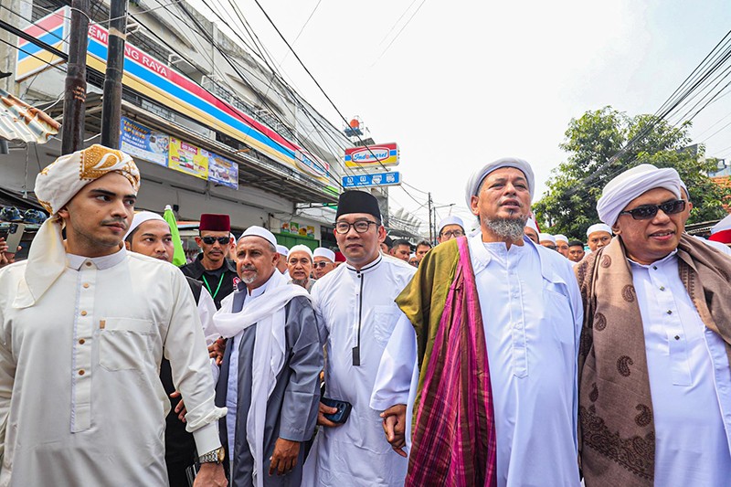Ridwan Kamil Disambut Hangat Habaib dan Jemaah Majelis Taklim Al-Habsyi Kwitang - Bagian 1