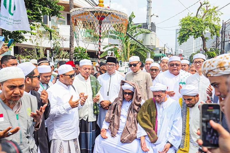 Ridwan Kamil Disambut Hangat Habaib dan Jemaah Majelis Taklim Al-Habsyi Kwitang - Bagian 3