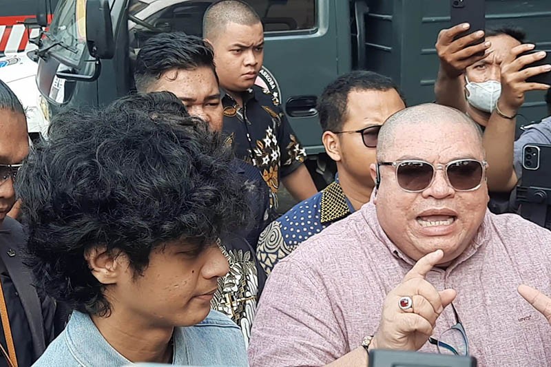 Tampang Vadel Badjideh Ditemani Razman Arif Nasution Diperiksa Polisi Soal Aborsi - Bagian 1