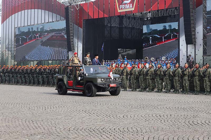 Momen Presiden Jokowi Periksa Pasukan HUT ke-79 TNI - Bagian 3