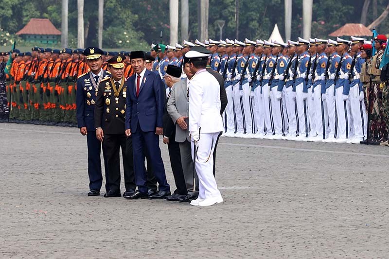 Momen Presiden Jokowi Periksa Pasukan HUT ke-79 TNI - Bagian 5