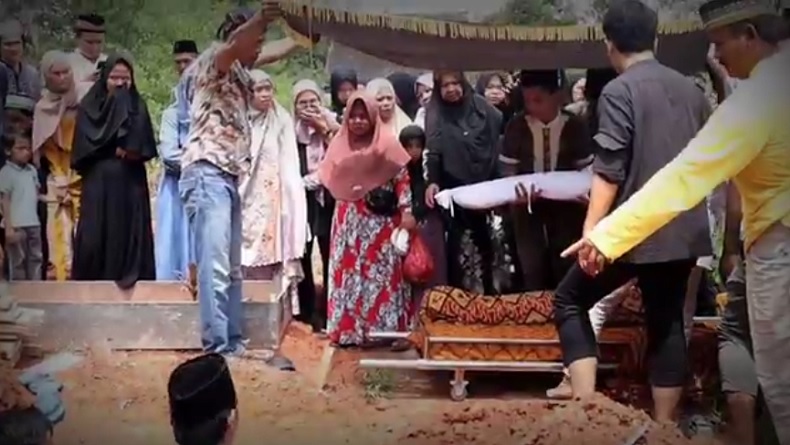 Pilu, Kakak Adik Korban Tembok Sekolah Ambruk di Jambi Dimakamkan Dalam Satu Liang Lahad