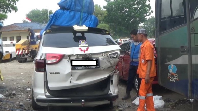 title Kecelakaan Maut Truk Boks Tabrak Minibus Travel di Tol Cipularang, 1 Tewas 2 Luka-Luka Kecelakaan Maut Truk Boks Tabrak Minibus Travel di Tol Cipularang, 1 Tewas 2 Luka-Luka